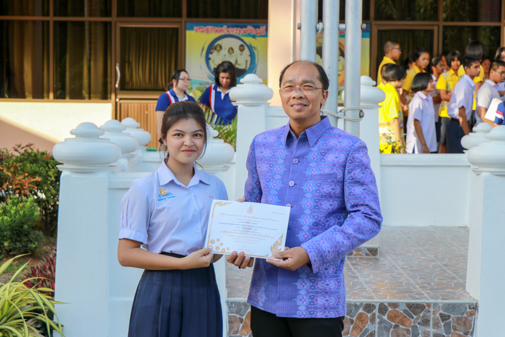รับเกียรติบัตร งานศิลปหัตถกรรมนักเรียน ครั้งที่ 69 ปีการศึกษา 2562